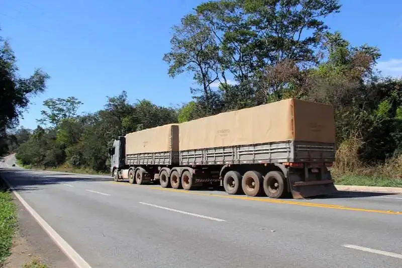 Bitrem 9 eixos graneleiro em uma rodovia de Minas Gerais