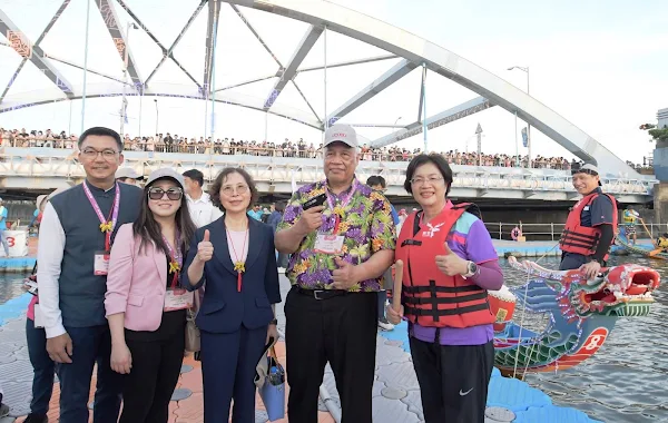 ▲諾魯共和國、新加坡、菲律賓等多個國家的大使與代表，特地前來感受鹿港小鎮的魅力。（記者林明佑翻攝）