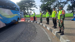Sinergitas TNI-Polri di Posyan Lingkar Lohbener, Indramayu Lakukan Pengaturan Lalulintas