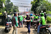 Organisasi Bone Raya Bagi-Bagi Sembako Kepada 100 Ojol di Jakarta