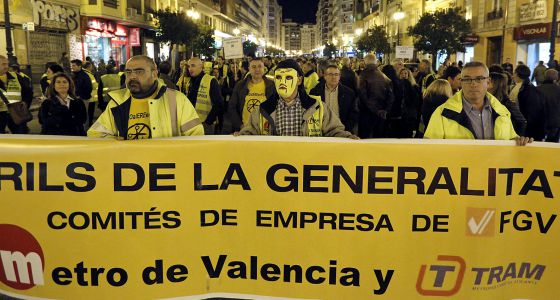 Protesta de trabajadores de FGV en Valencia contra el ERE, este viernes. / MÒNICA TORRES