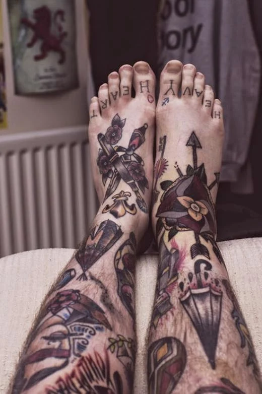 Vemos tatuajes en los pies