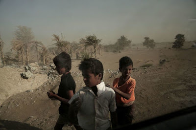 Niños vagabundos en un paraje desolado en Yemen en 2018