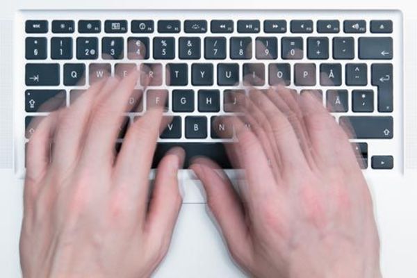 تعلم الكتابة بسرعة دون النظر في لوحة مفاتيح حاسوبك مع هذه المواقع الرائعة