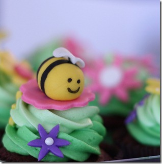 cute-food-bee-cupcake