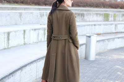 novamoda style, novamoda stylizacje, Novamoda streetstyle, khaki, styl oficerski, brązowa torebka, classic, jesienny płaszcz, płaszcz, casual style, jesienne inspiracje, jesienny styl, jesień w mieście, Marc o'Polo, blog moda po 30ce, kobiety, styl życia, oliwkowy płaszcz, płaszcz khaki, jak nosić płaszcz