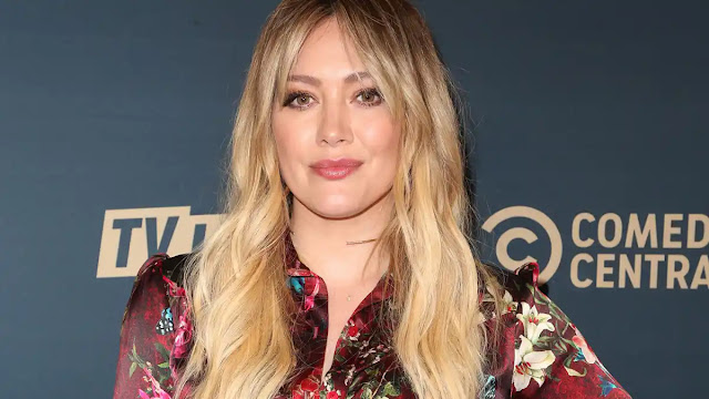 Hilary Duff recently posted a series of t Hilary Duff Takes Makeup-Free Bath Selfies, Including T^pless Shots