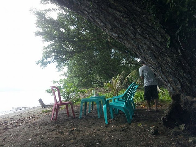 Kedai es teler dan soto ayam Pantai Tanisi Malunda, Majene