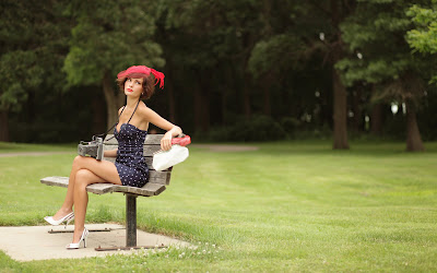 Dama elegante en el parque natural