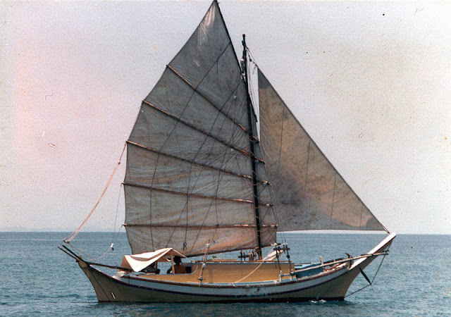 Gambar Kapal Layar Jung Berlayar di Lautan