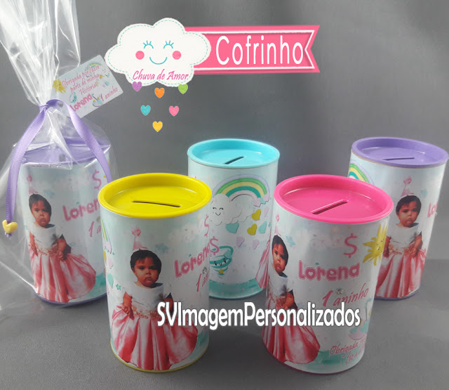 O preço mais barato para cofrinho personalizado no tema Chuva de Amor e Chuva de Bênçãos, atual, super na moda, esse tema para meninos  e meninas é delicado com nuvem, sol, guarda-chuva e arco íris em cores delicadas, pastéis rosa, azul, lilás