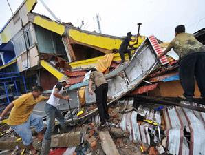 KUMPULAN FOTO Terbaru Gempa Susulan Padang Oktober 2009 Sumatera Barat Indonesia HANCUR Digoyang GEMPA jpg png