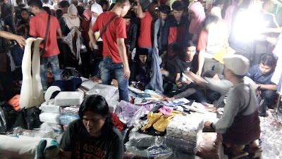 Penjual obral baju di pasar tumpah balaraja