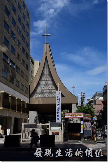 這間【京都格蘭小姐飯店(GRAN Ms KYOTO)】座落在京都三條通附近本能寺旁的小巷子內，馬路出來對面就是「河原町教會」，交通及吃飯其實都蠻方便的。