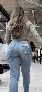 Bonita chica rubia caderas cola redonda jeans apretados