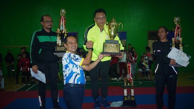 Dandim 0726/Sukoharjo serahkan Piala dan Sertifikat Kejuaraan Karate Open Championship Piala Bergilir Dandim 0726/Sukoharjo.