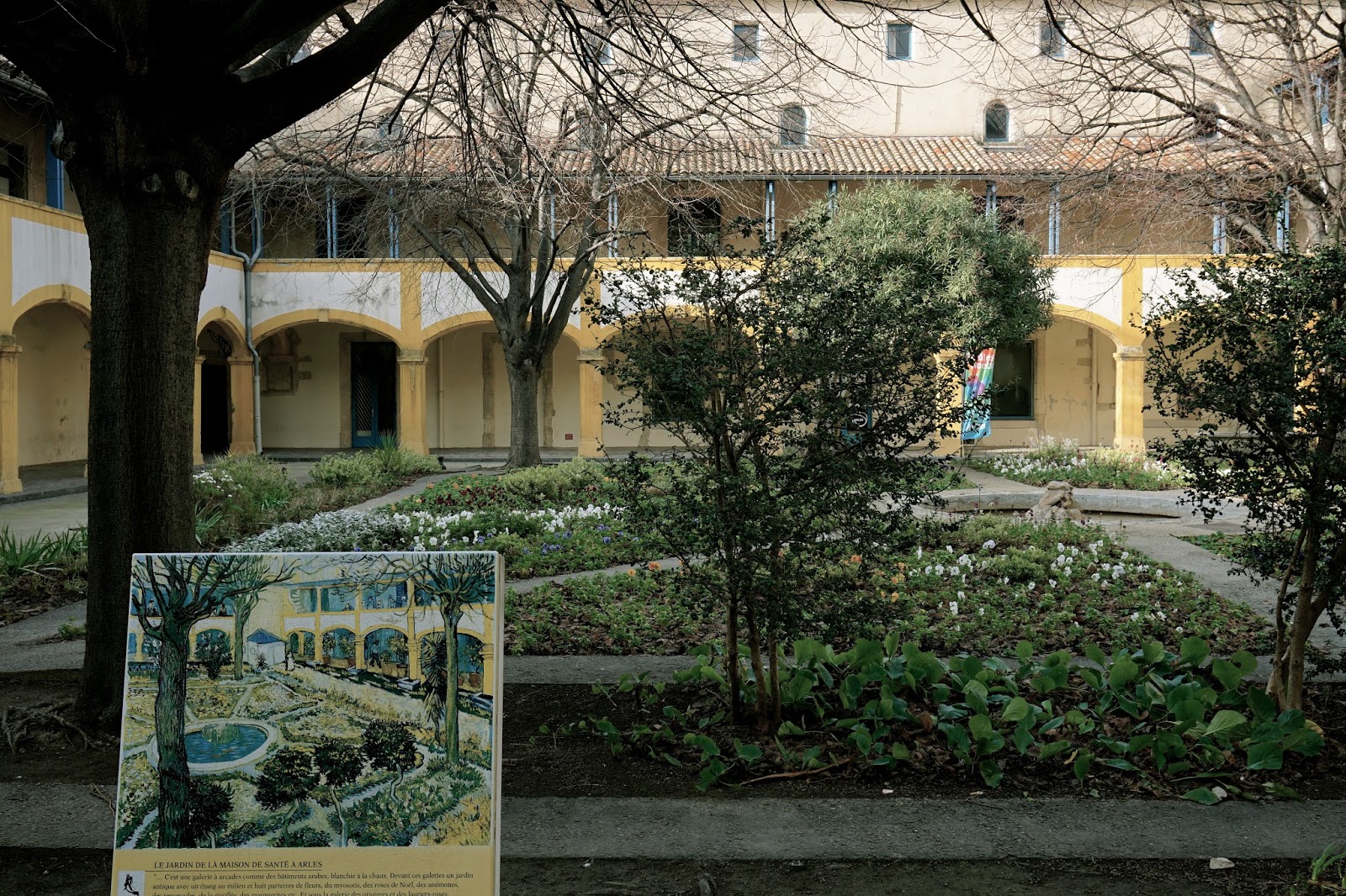 エスパス・ヴァン・ゴッホ（Espace Van Gogh）＝アルルの療養所の庭