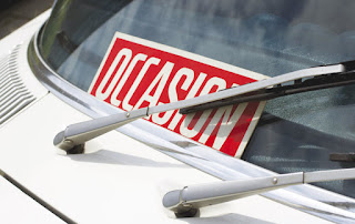 Vérifiez que la voiture convoitée n’a pas de vices cachés avant de conclure la vente © image libre de droits Google