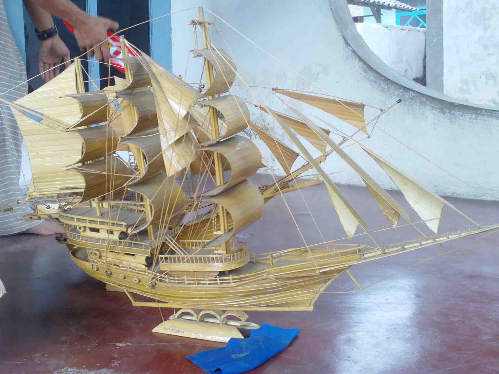  miniatur  kapal  layar dari  bamboo by okalpuger seni itu 