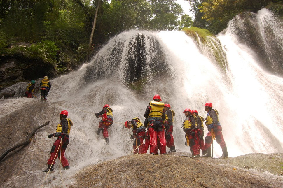 Shower Climbing di Curug Bibijilan