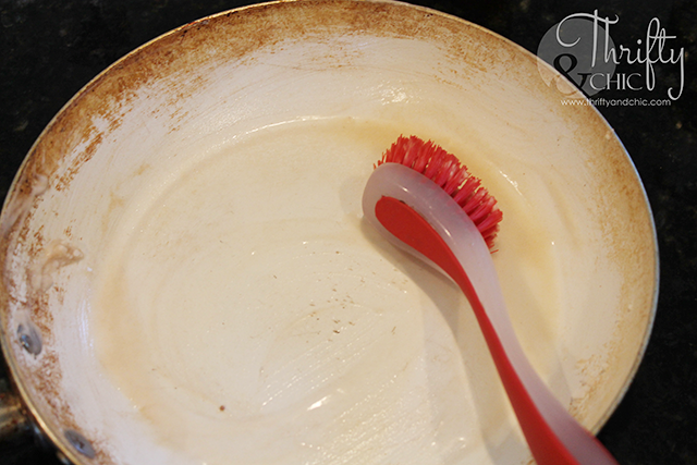 how to easily clean grease off pots and pans in seconds.