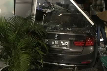 Jakarta, Mobil BMW tabrak apotek 