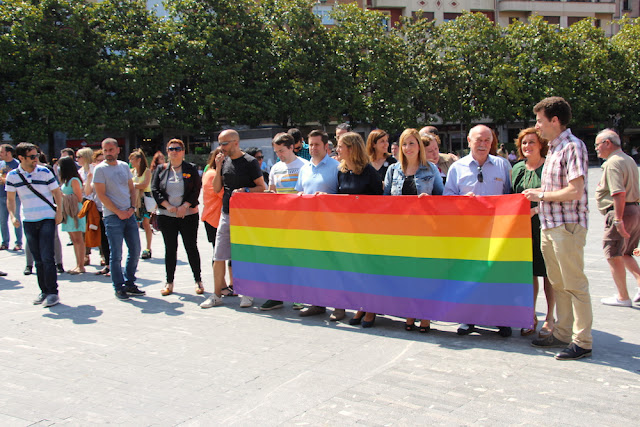 Concejales de Barakaldo, con la bandera arcoíris el Día del Orgullo Gay