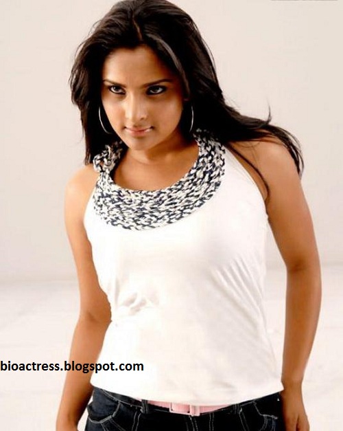 ramya Divya Spandana exposing and showing navel and cleavage