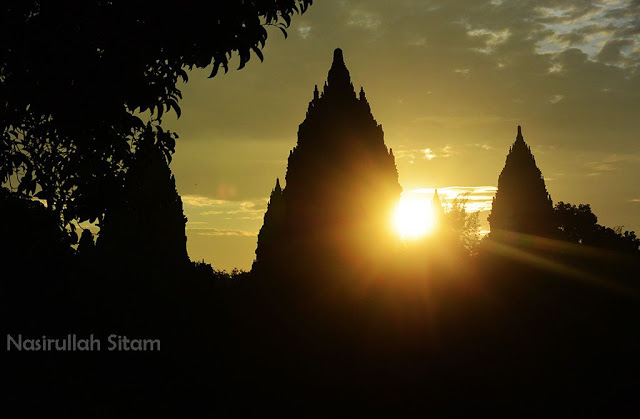 Memainkan cahaya pencerahan dan membidik sunrise di Candi Prambanan