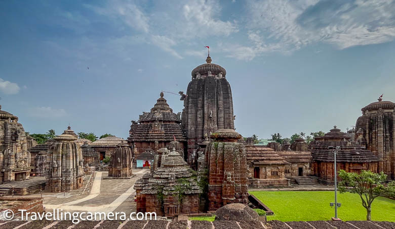 The Lingaraj Temple's exterior walls are adorned with an array of captivating sculptures that narrate tales from Hindu mythology, including scenes from the Mahabharata and Ramayana. These carvings are not just artistic embellishments; they serve as visual narratives that transport visitors into the realms of gods, goddesses, and epic heroes. The sculptures stand as testaments to the devotion, craftsmanship, and storytelling prowess of the artisans of that era.