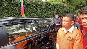 Satu-satunya Rekonstruksi Luar Rumah, Ferdy Sambo Kena Serbu, Wajahnya Lesu Peragakan Pistolnya Terjatuh