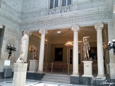 Patio Pompeyano presidido por una escultura "Venus" con bellas columnas blancas de estilo romano. Casino de Murcia