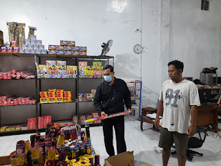  Antisipasi Penimbunan Minyak Goreng, Polsek Ringinrejo Sidak ke Minimarket dan Pasar