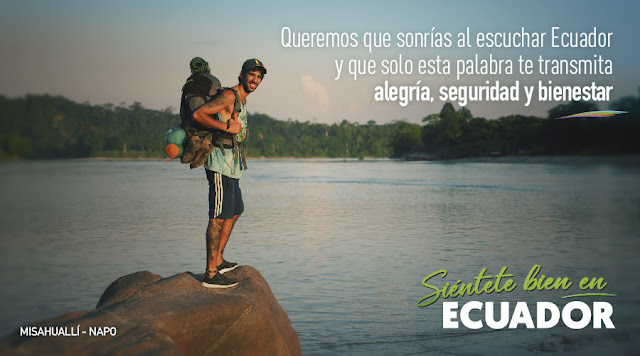 Un turista explorando y disfrutando de la hermosa playa de Misahuallí, rodeado de la exuberante selva ecuatoriana.