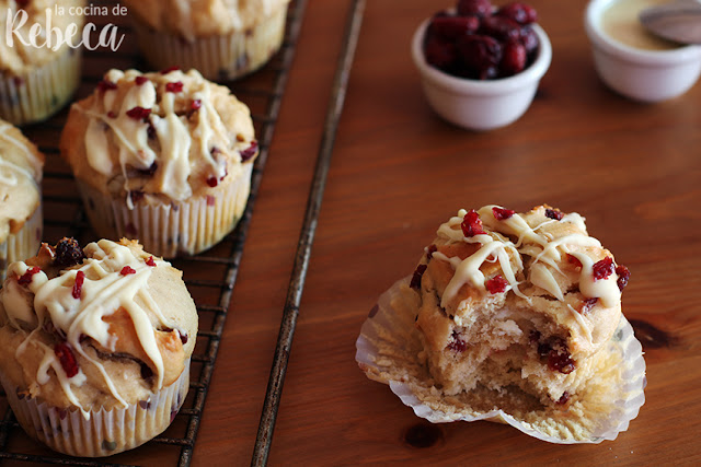 Muffins de arándanos secos y chocolate blanco