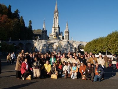 El grupo de peregrinos ante el Santuario de Lourdes