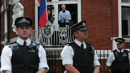 Julian Assange speaking from the balcony of the Ecuadorian embassy in London in 2012, Wikimedia Commons.