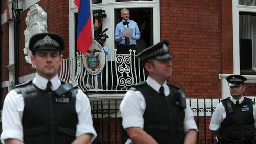 Julian Assange speaking from the balcony of the Ecuadorian embassy in London in 2012, Wikimedia Commons.