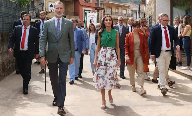 Queen Letizia wore a floral print cotton silk blend skirt by Sweet Matitos. Carolina Herrera green pussy-bow sleeveless silk blouse