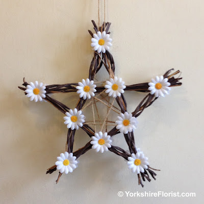  Willow & Jute Star with Daisy Chrysanthemums