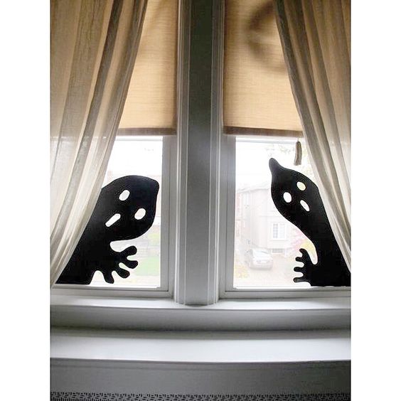Ideias fáceis de decoração de halloween fantasmas de papel na janela