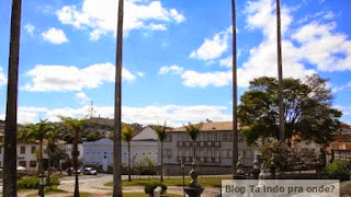 praça em frente à Igreja São Francisco de Assis