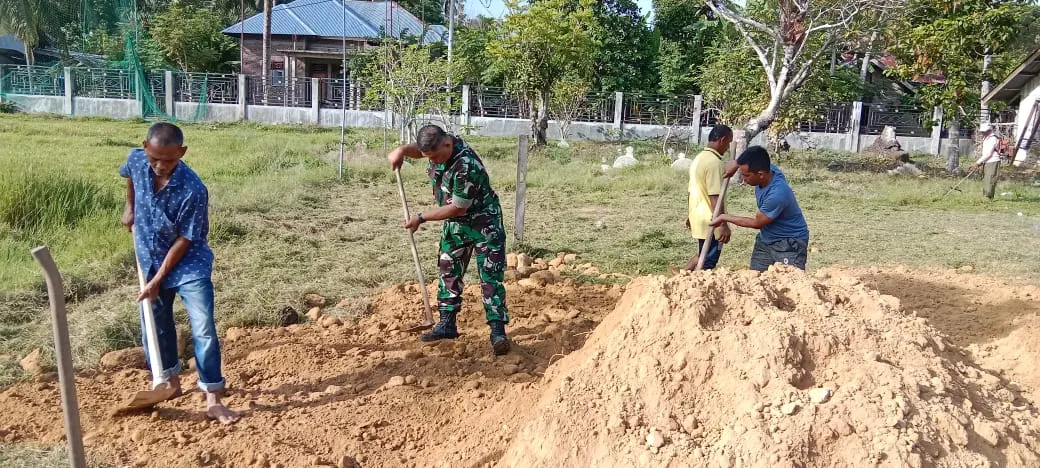 Gotong Royong Timbun Tanah Di Halaman Meunasah