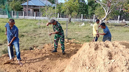 Babinsa Posramil Peulimbang Bersama Warga Laksanakan Gotong Royong Timbun Tanah Di Halaman Meunasah