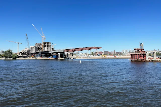 Москва-река, затон Новинки, бывшая территория ЗИЛ, строящийся автомобильный мост
