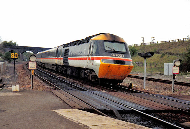 photo of class 43057 intercity 125 hst heads into wellingborough en route to st pancras 1990s