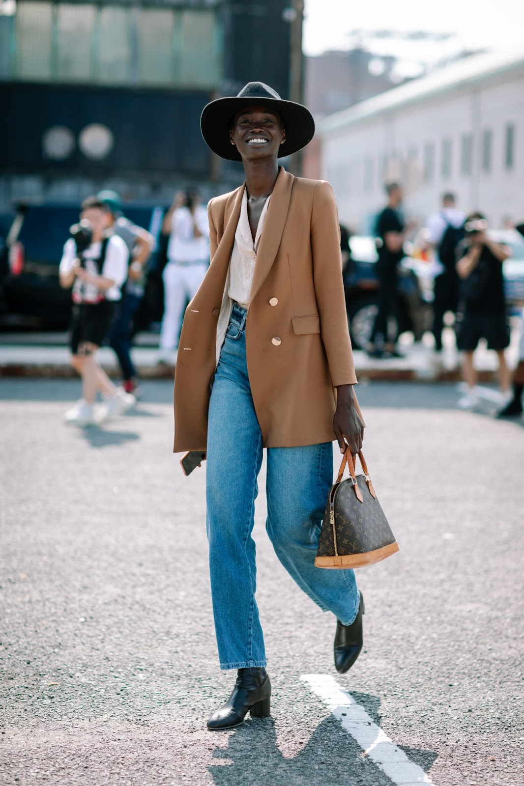 Best Camel Blazers for Fall Outfits 2021 – Street Style Straight Leg Denim Transitional Look