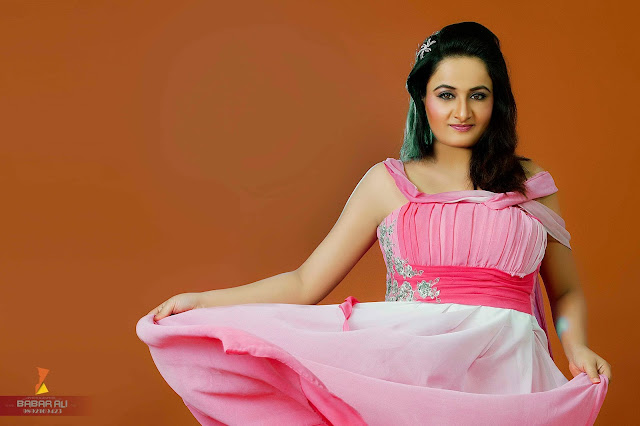 Watch the NEW look of the Actress "Seema khan"