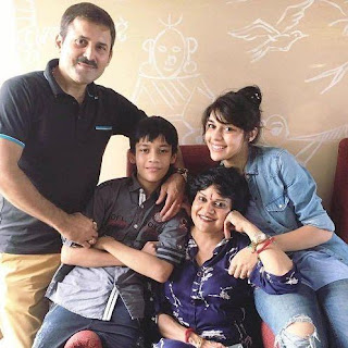 Foto Eisha Singh dengan Keluarganya