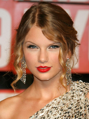 taylor swift our song makeup. I think she wears bold makeup